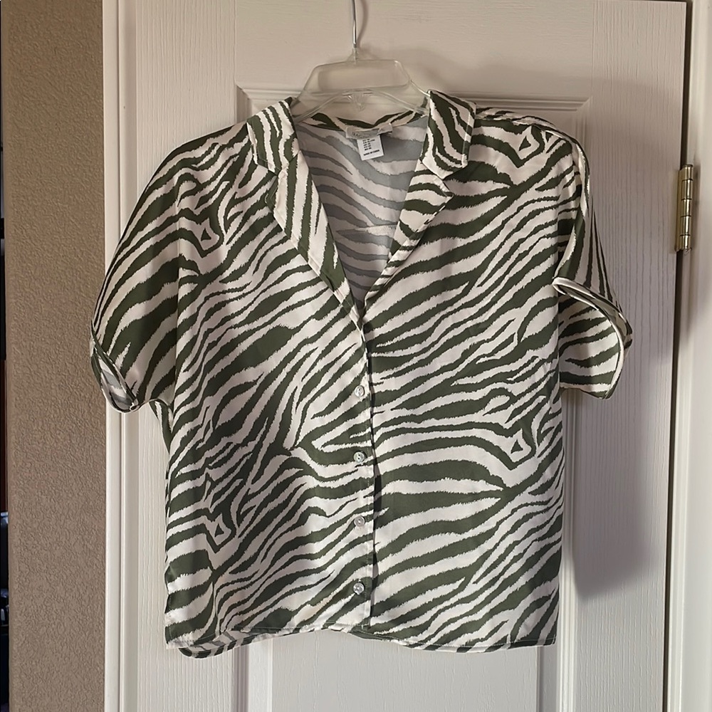 Rachel Zoe Green and White Short Sleeve Button Down Shirt with Notched Collar